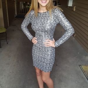 Dress the Population | Lola Long Sleeved Dress